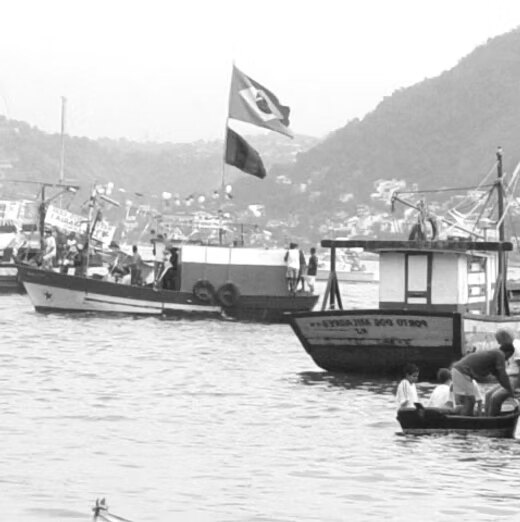 Barcos de pesca embandeirados na enseada de Jurujuba, em Niterói, durante a Festa de São Pedro de 2005.