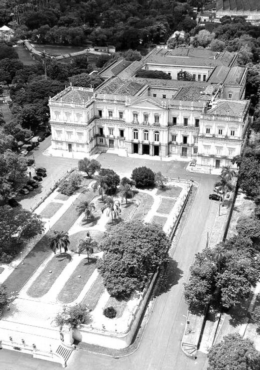 Vista aérea do palácio do Museu Nacional na Quinta da Boa Vista, com o jardim diante da fachada, antes do incêndio de 2018.